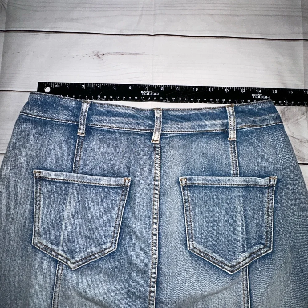Denim Button-Front Skirt Size 4
Casual Wear Summer Lightweight Button Front - Picture 5 of 7